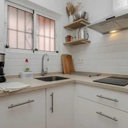 Centre, Renovated, 200m Apartment *