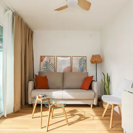 Centre, Renovated, 200m Appartement